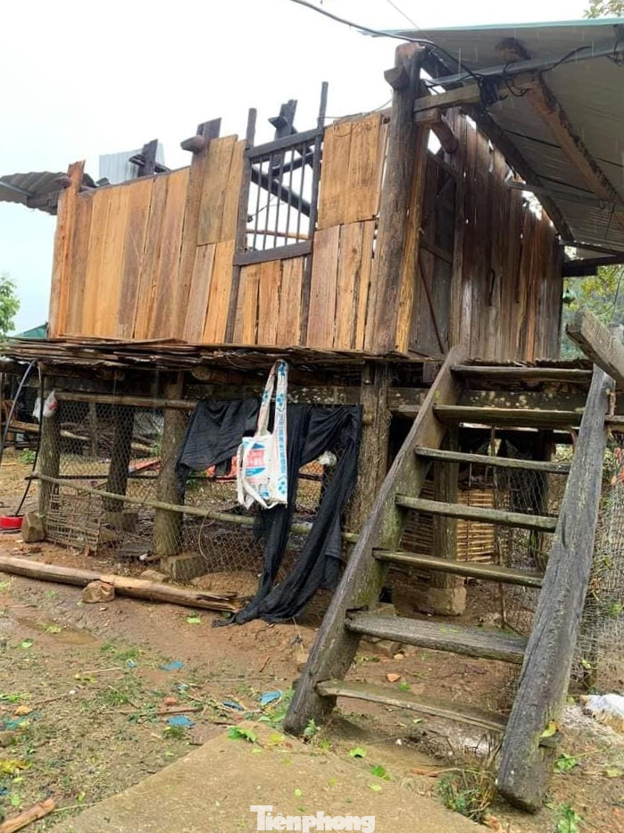 Gió to khiến nhiều nhà dân bị tốc mái và các cơ sở giáo dục trên địa bàn xã Mường Lèo bị ảnh hưởng.