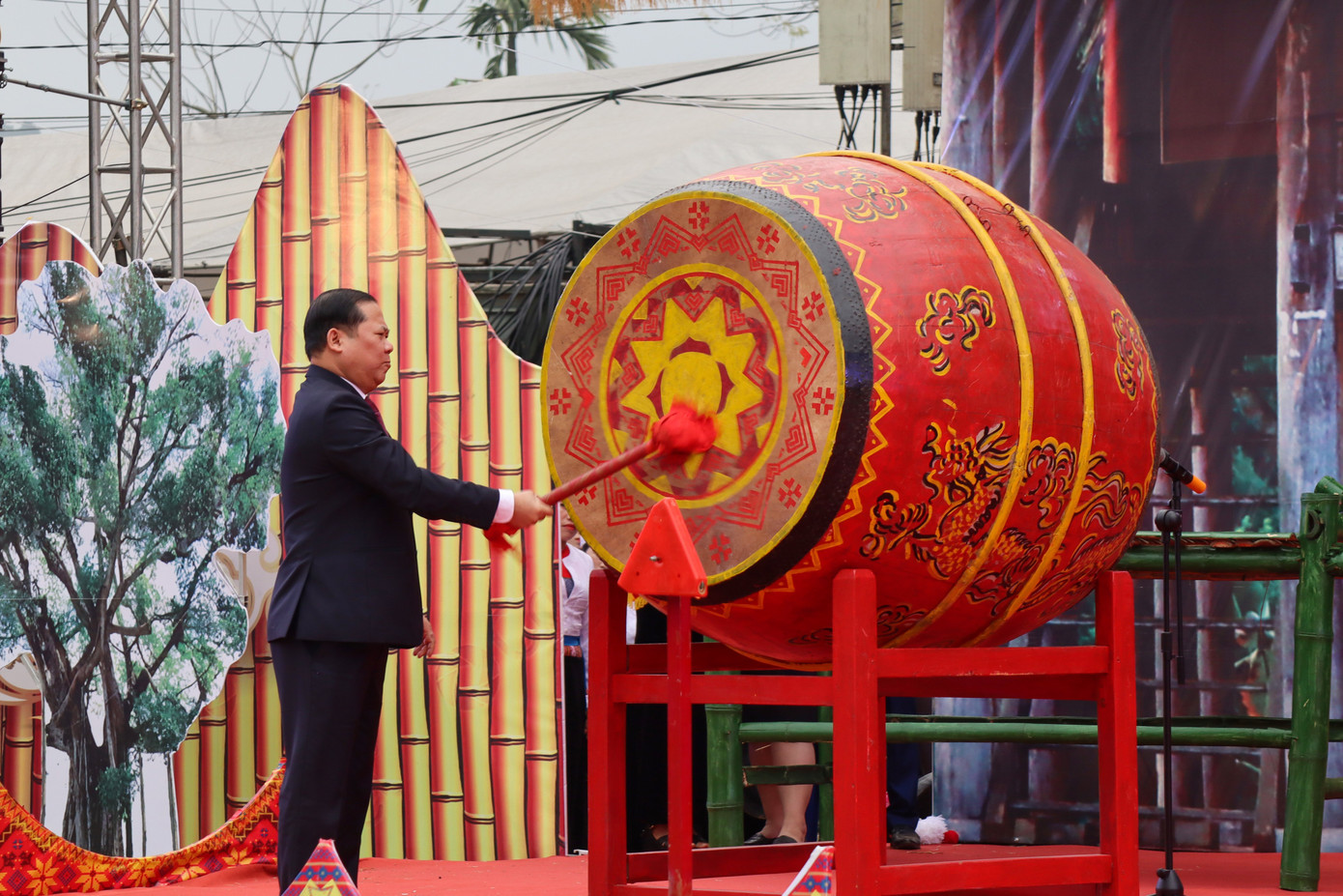 Bí thư Tỉnh ủy Hòa Bình Nguyễn Phi Long đánh trống khai hội.