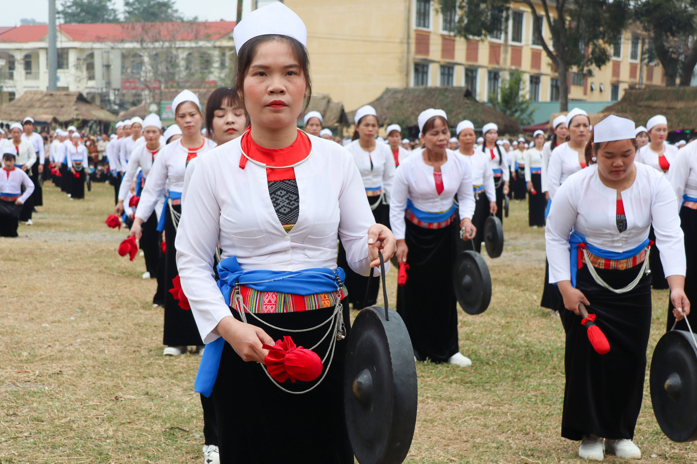 Tại buổi lễ, có hơn 500 nghệ nhân chiêng trình diễn màn hoà tấu chiêng Mường.