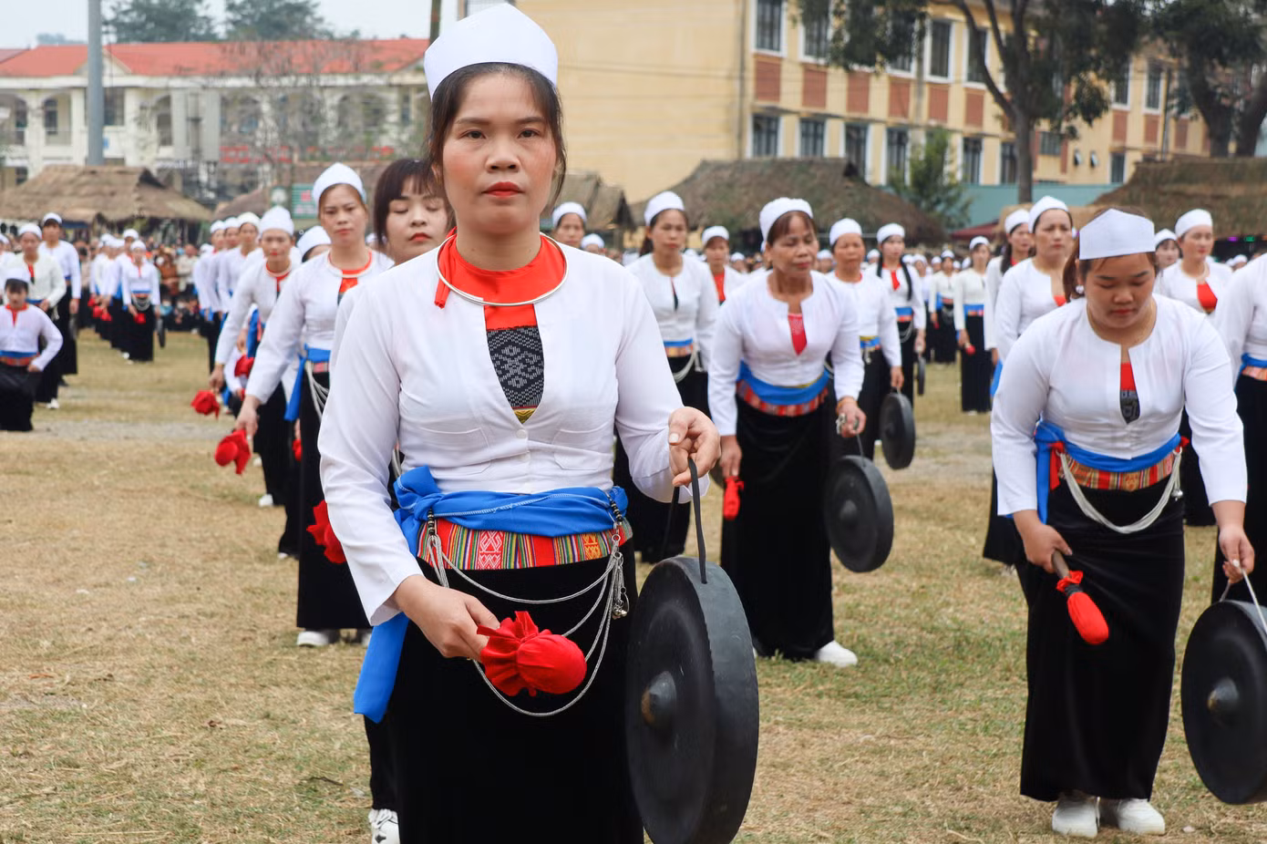 Tại buổi lễ, có hơn 500 nghệ nhân chiêng trình diễn màn hoà tấu chiêng Mường.