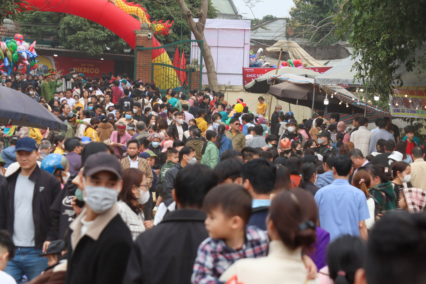 Bên trong sân vận động dòng người chen chân, nhích từng chút một.