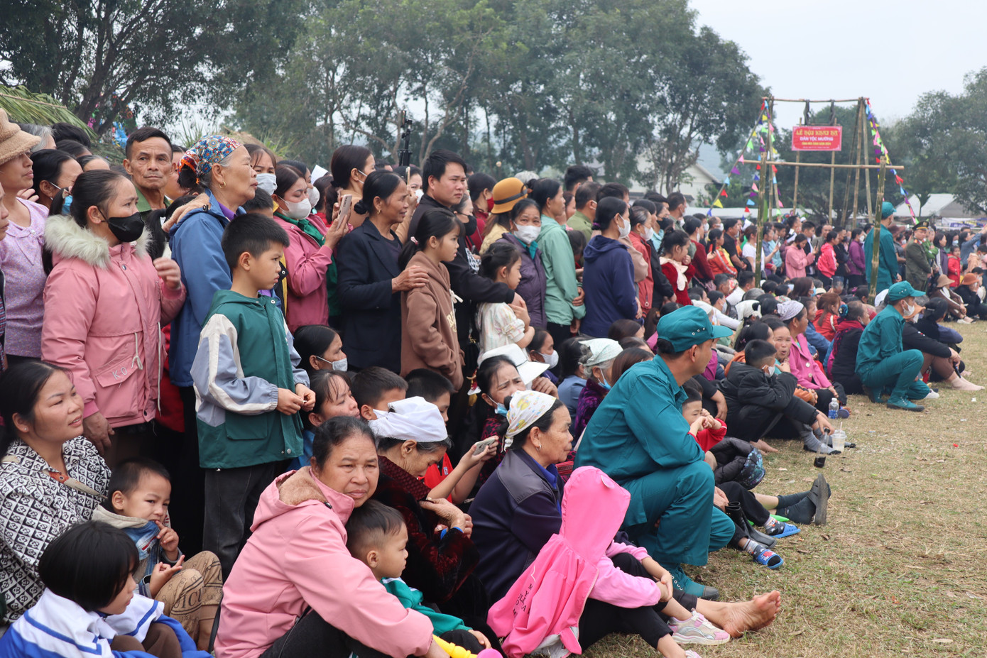 Người dân và du khách đến tham dự lễ hội mỗi lúc càng thêm đông, cổng vào sân vận động xã Phong Phú luôn trong tình trạng chật kín người.