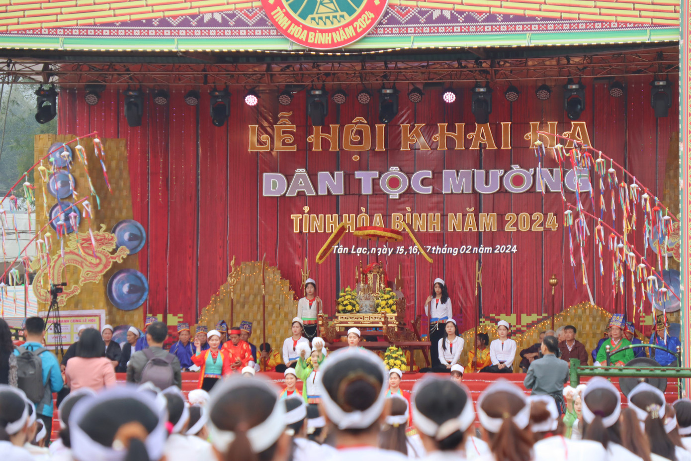 Sau phần lễ, phần hội tiếp tục được diễn ra với các hoạt động hấp dẫn, bao gồm thi đấu các môn thể thao dân tộc, thi trại văn hoá, ẩm thực, thi đan lát, trình diễn trang phục dân tộc Mường...