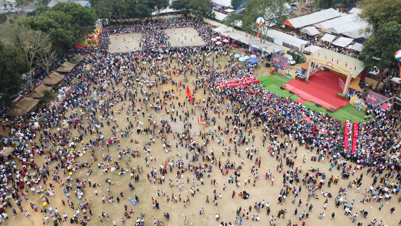 Lễ hội Khai hạ còn gọi là Lễ xuống đồng, Lễ mở cửa rừng được diễn ra trong 3 ngày mùng 6,7,8 tháng Giêng hàng năm. Theo người dân tộc Mường, khai hạ còn được gọi là “Khuống mùa”, “Thuống tồông” (xuống đồng) - lễ hội truyền thống, dân gian đã có từ rất lâu đời và lớn nhất của người Mường Hòa Bình.