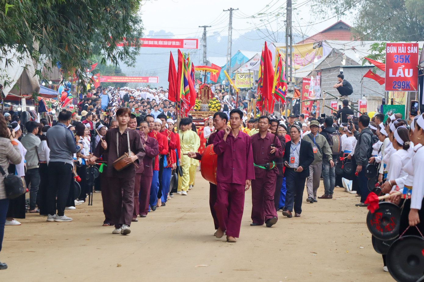Theo ghi nhận của phóng viên Báo Tiền Phong, từ rất sớm đã có đông đảo người dân từ nhiều nơi trên địa bàn tỉnh về đây trẩy hội. Ngoài đường lớn, dòng xe nối tiếp nhau tiến về lễ hội.