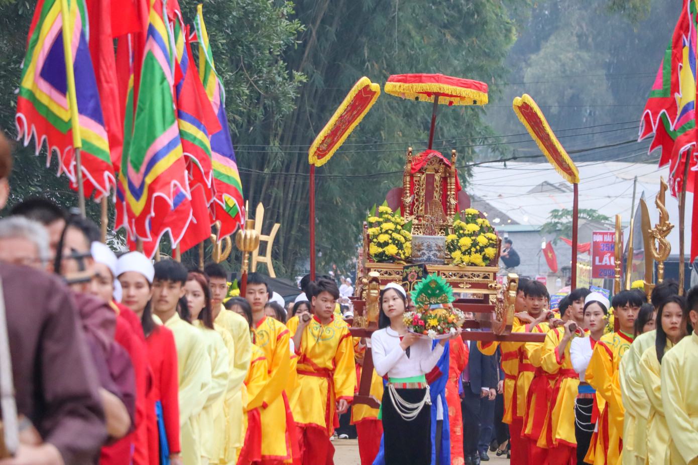 Nghệ nhân Mường Bùi Văn Lựng thực hiện nghi lễ thờ cúng mời Quốc Mẫu Hoàng Bà và các vị thần về miếu thờ xóm Lũy Ải, sau đó rước kiệu ra lễ đài sân vận động xã Phong Phú để khai mạc lễ hội.