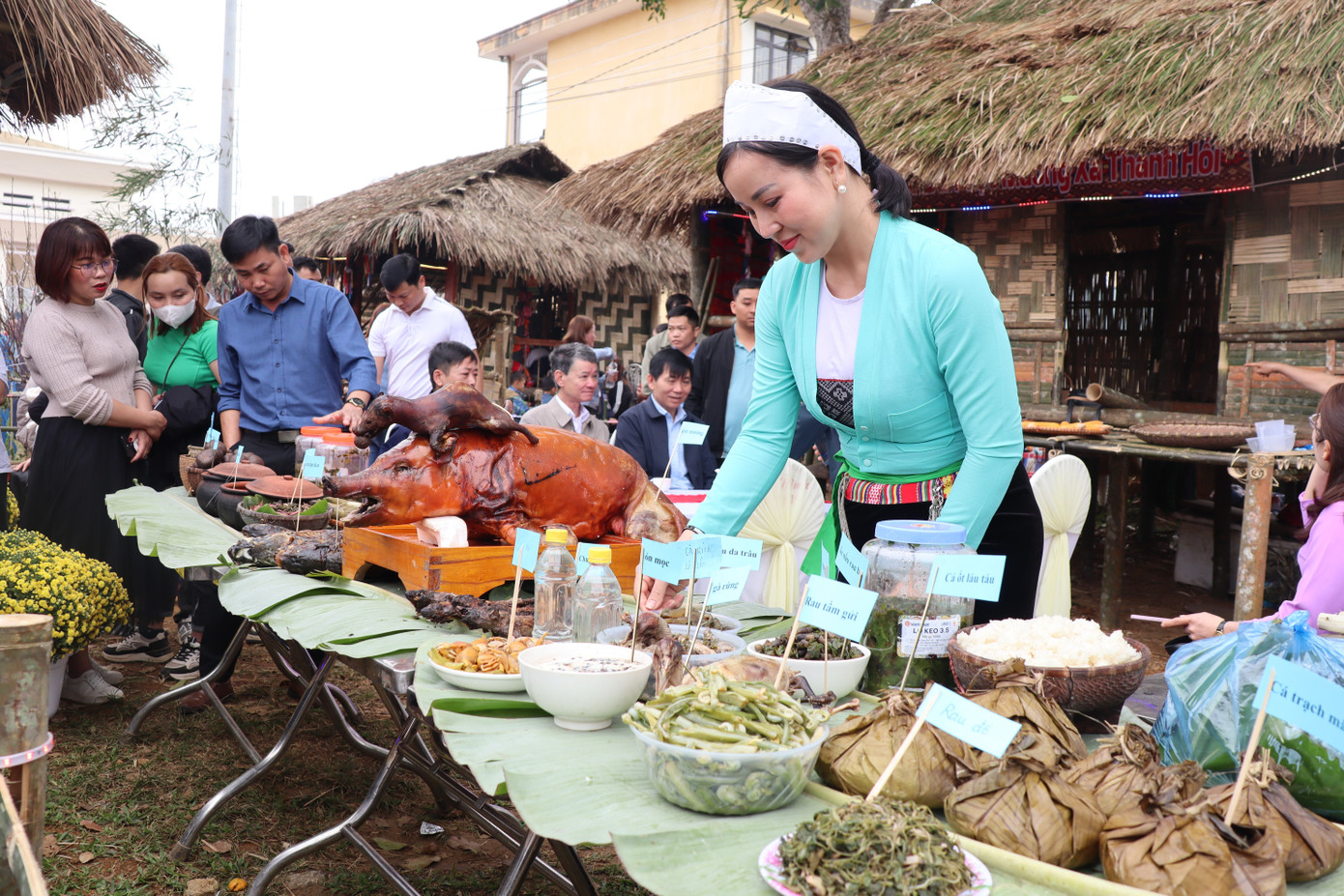 Lễ hội còn có gian hàng của các xã, thị trấn trưng bày sản phẩm về nông nghiệp, các món ẩm thực dân tộc mang đậm bản sắc văn hóa vùng miền.