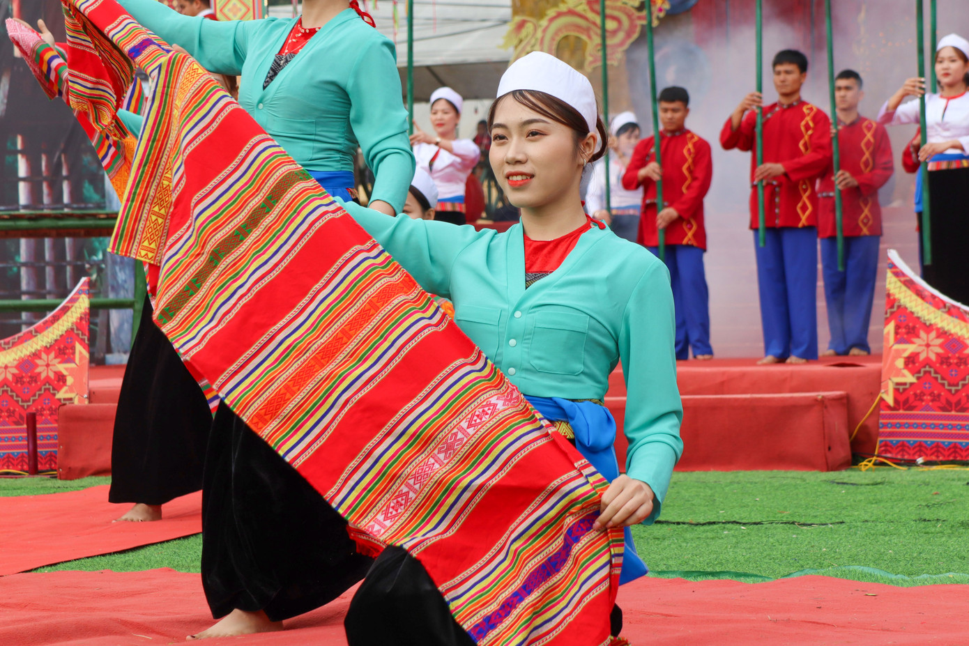 Bên cạnh đó, hàng loạt các tiết mục văn nghệ truyền thống của văn hóa Mường được trình diễn, thu hút sự chú ý của lượng lớn du khách và người dân.