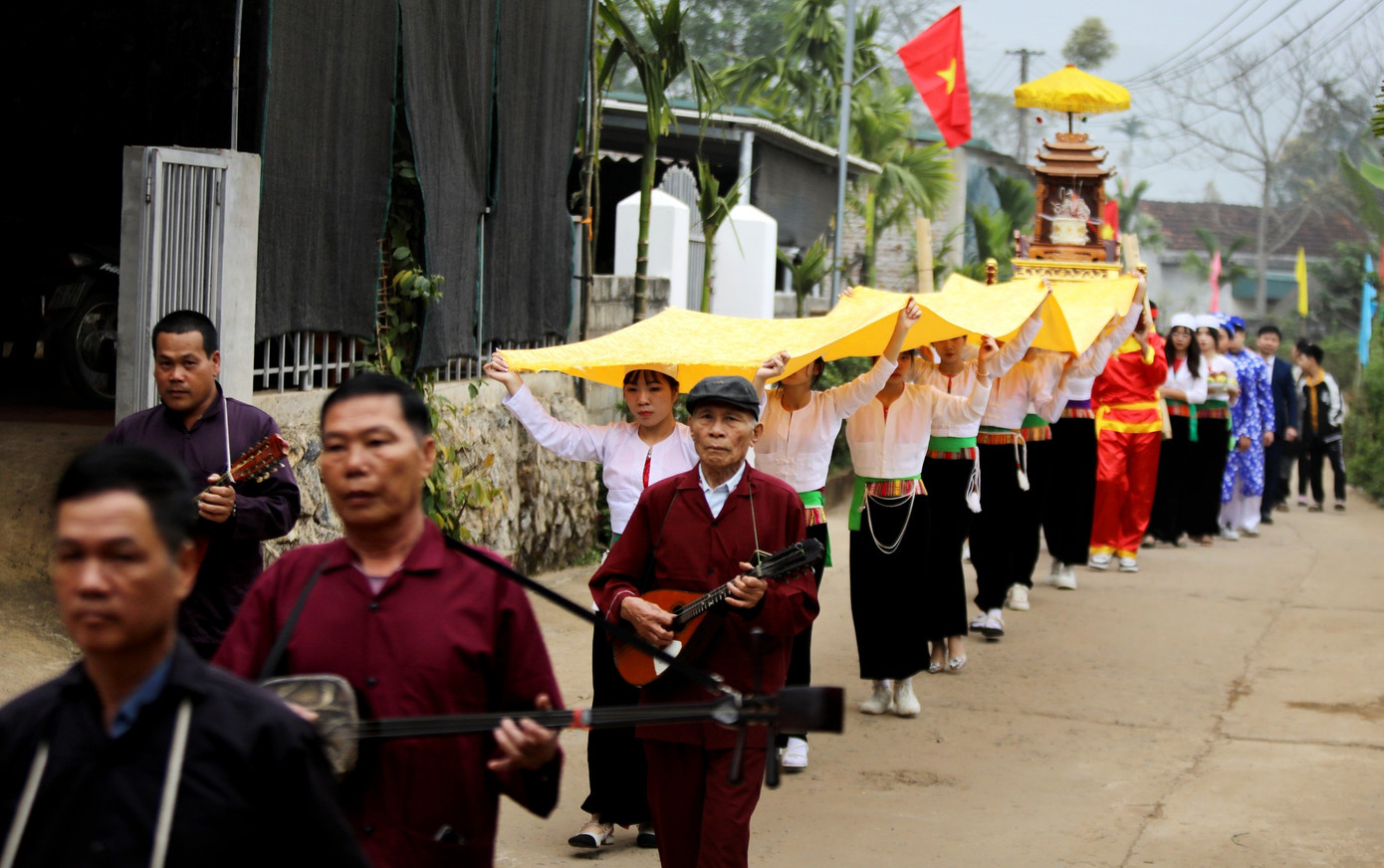 Cùng thời điểm, tại các vùng Mường Vang, Mường Thàng, Mường Động (tương ứng với các huyện Lạc Sơn, Cao Phong, Kim Bôi) trên địa bàn tỉnh Hòa Bình cũng tổ chức lễ khai mùa, cầu cho một năm mưa thuận gió hoà, mùa màng bội thu.