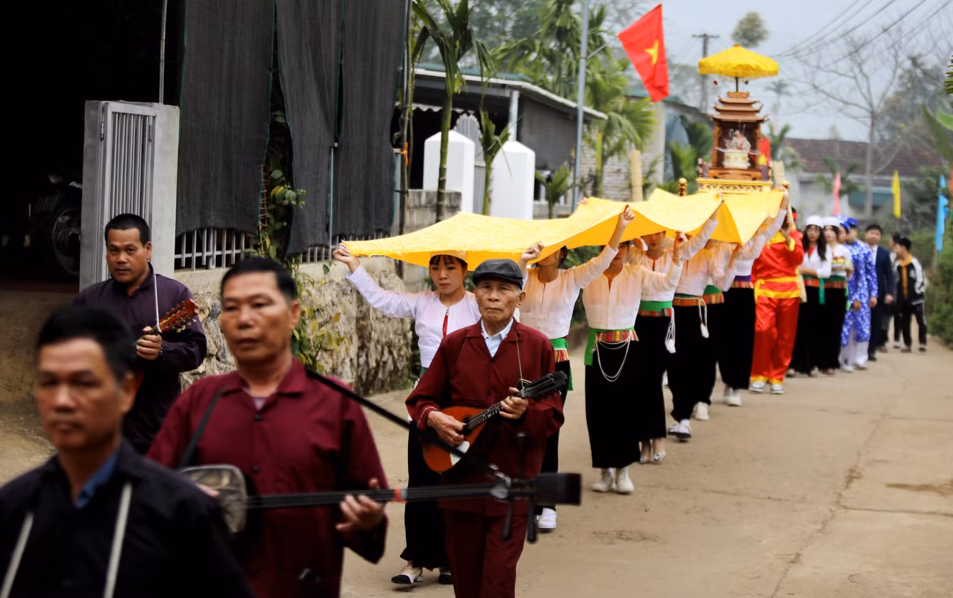 Cùng thời điểm, tại các vùng Mường Vang, Mường Thàng, Mường Động (tương ứng với các huyện Lạc Sơn, Cao Phong, Kim Bôi) trên địa bàn tỉnh Hòa Bình cũng tổ chức lễ khai mùa, cầu cho một năm mưa thuận gió hoà, mùa màng bội thu.