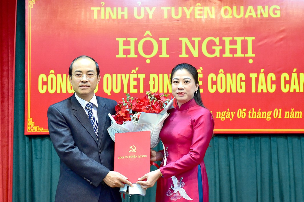 Tân Phó Trưởng ban Nội chính Tỉnh ủy Tuyên Quang nhận quyết định. Ảnh: Báo Tuyên Quang Tân Phó Trưởng ban Nội chính Tỉnh ủy Tuyên Quang nhận quyết định. Ảnh: Báo Tuyên Quang