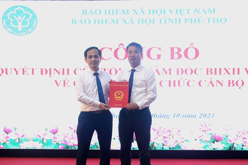 Tân Giám đốc BHXH tỉnh Phú Thọ Trần Xuân Long nhận quyết định bổ nhiệm. Ảnh: Báo Phú Thọ.