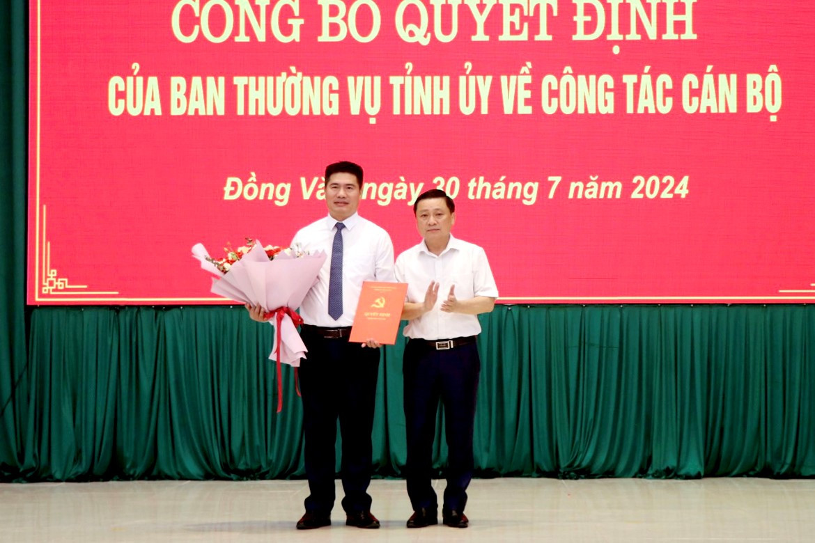 Phó Bí thư Huyện ủy Đồng Văn Đỗ Quốc Hương (bên trái) nhận quyết định. Ảnh: Báo Hà Giang