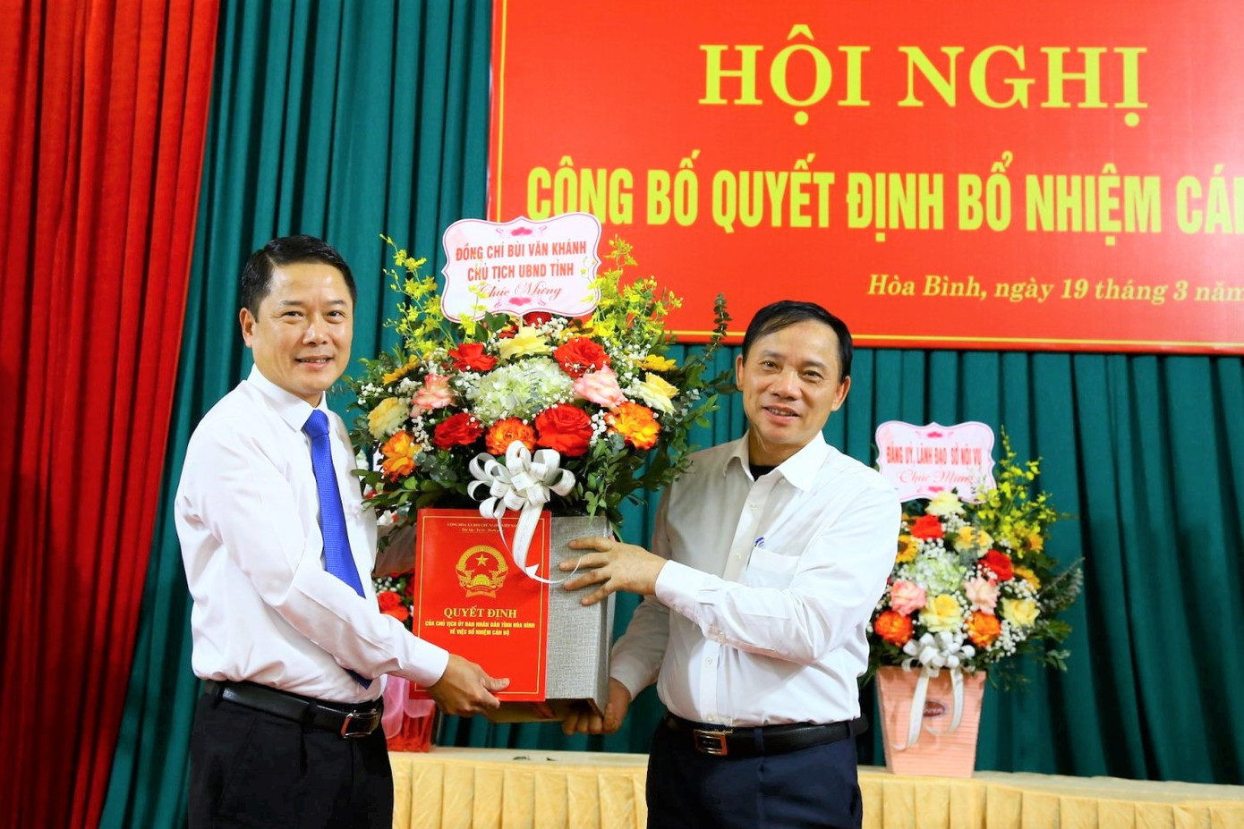 Tân Phó Giám đốc Sở Nội vụ tỉnh Hòa Bình Bùi Ngọc Đại (trái) nhận quyết định. Tân Phó Giám đốc Sở Nội vụ tỉnh Hòa Bình Bùi Ngọc Đại (trái) nhận quyết định.