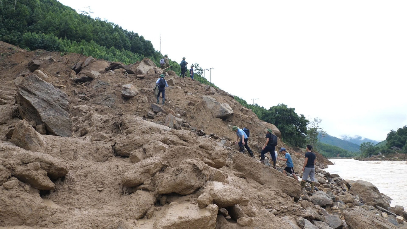 Tuyến đường duy nhất dẫn xã Nậm Lúc bị chia cắt.