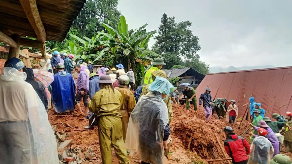 Khoảng 350 người đang thực hiện công tác tìm kiếm và cứu nạn cứu hộ tại xã Nậm Lúc.