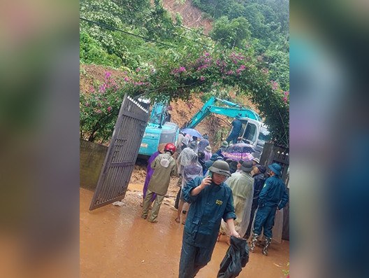 Tiếp tục xảy ra một vụ sạt lở ở huyện Bát Xát khiến 3 người tử vong. Tiếp tục xảy ra một vụ sạt lở ở huyện Bát Xát khiến 3 người tử vong.