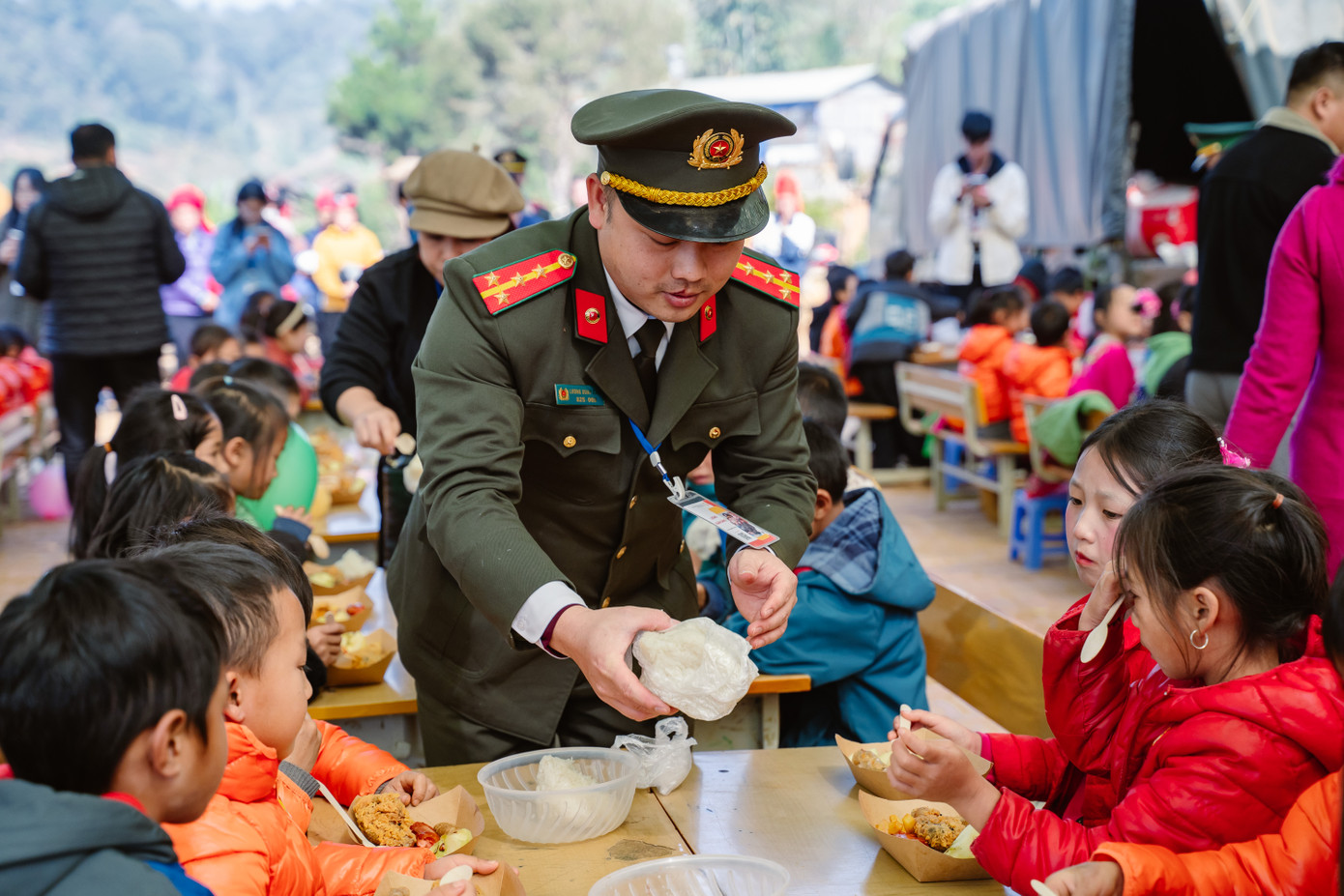 Bên cạnh những chiếc áo ấm, chương trình còn mang đến 150 suất cơm đủ dinh dưỡng cùng những món quà nhỏ như gấu bông, bánh kẹo, tạo nên một không gian đầy ắp tiếng cười và niềm vui.