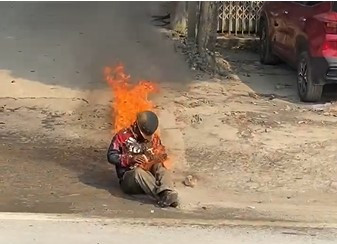 Người đàn ông bốc cháy bên vệ đường. Ảnh: Cắt từ clip