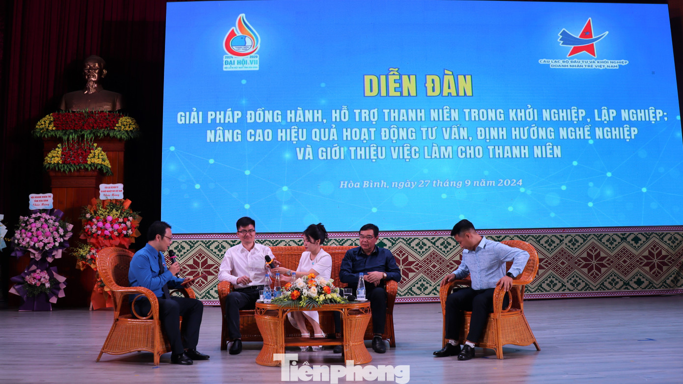 Tại diễn đàn, các khách mời là chủ doanh nghiệp, lãnh đạo các câu lạc bộ khởi nghiệp đã chia sẻ nhiều kinh nghiệm về quá trình lập, khởi nghiệp. Tại diễn đàn, các khách mời là chủ doanh nghiệp, lãnh đạo các câu lạc bộ khởi nghiệp đã chia sẻ nhiều kinh nghiệm về quá trình lập, khởi nghiệp.