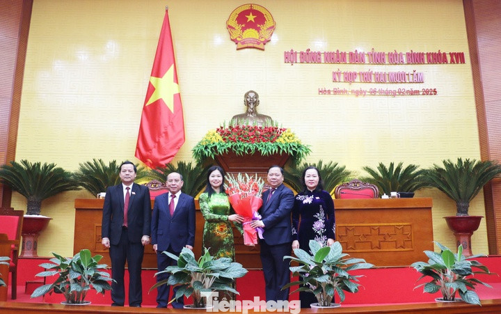 Lãnh đạo tỉnh Hòa Bình tặng hoa chúc mừng tân Chủ tịch HĐND tỉnh Bùi Thị Minh. Ảnh: Lê Huệ.