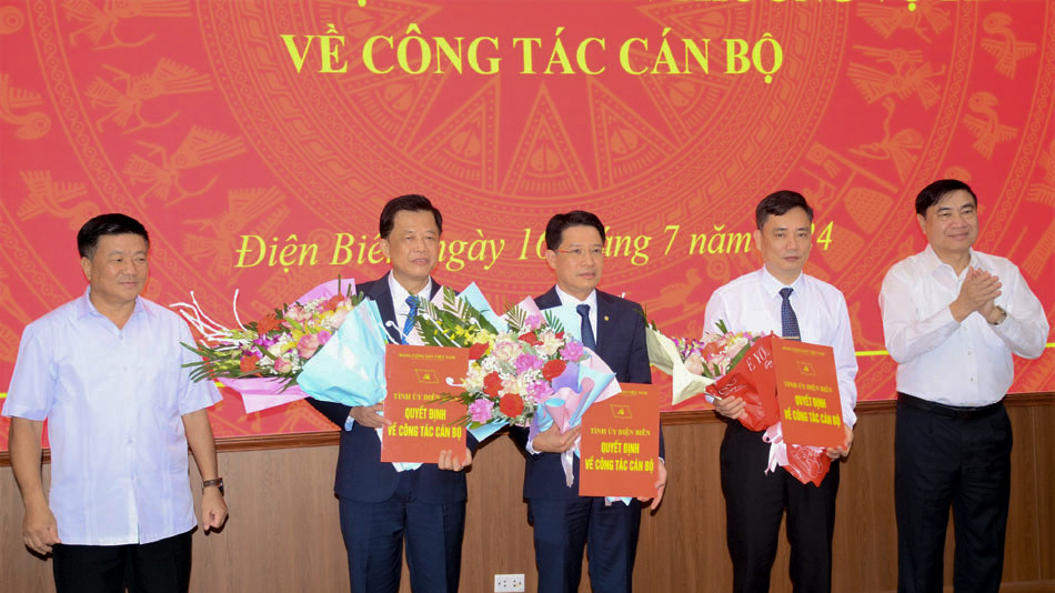 Ban Thường vụ Tỉnh ủy Điện Biên trao quyết định công tác cán bộ. Ảnh: Báo Điện Biên. Ban Thường vụ Tỉnh ủy Điện Biên trao quyết định công tác cán bộ. Ảnh: Báo Điện Biên.