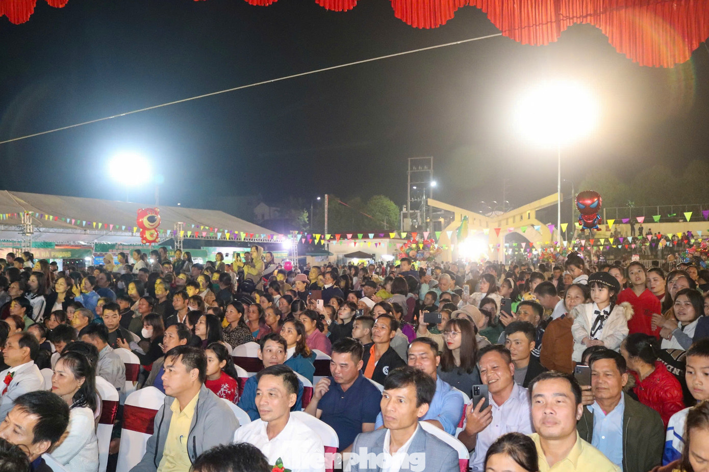 Buổi lễ khai mặc đã thu hàng nghìn du khách trong và ngoài tỉnh đến tham gia.