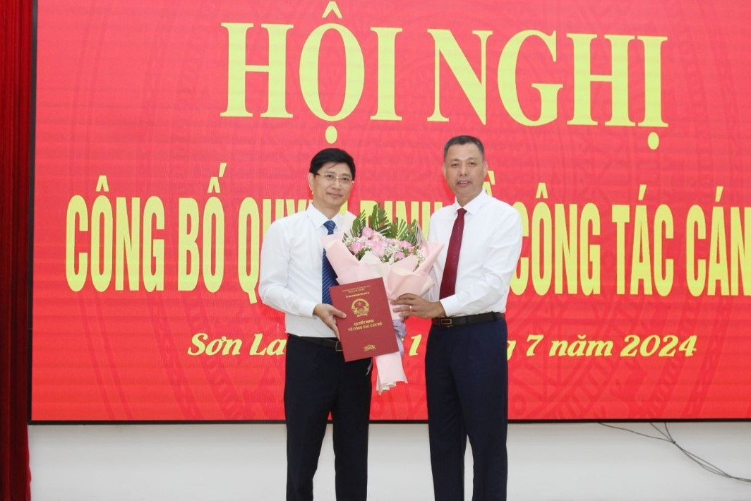 Tân Phó Giám đốc Sở Nông nghiệp và Phát triển nông thôn tỉnh Sơn La Vũ Tiến Đĩnh (bên trái) nhận quyết định. Ảnh: Báo Sơn La.