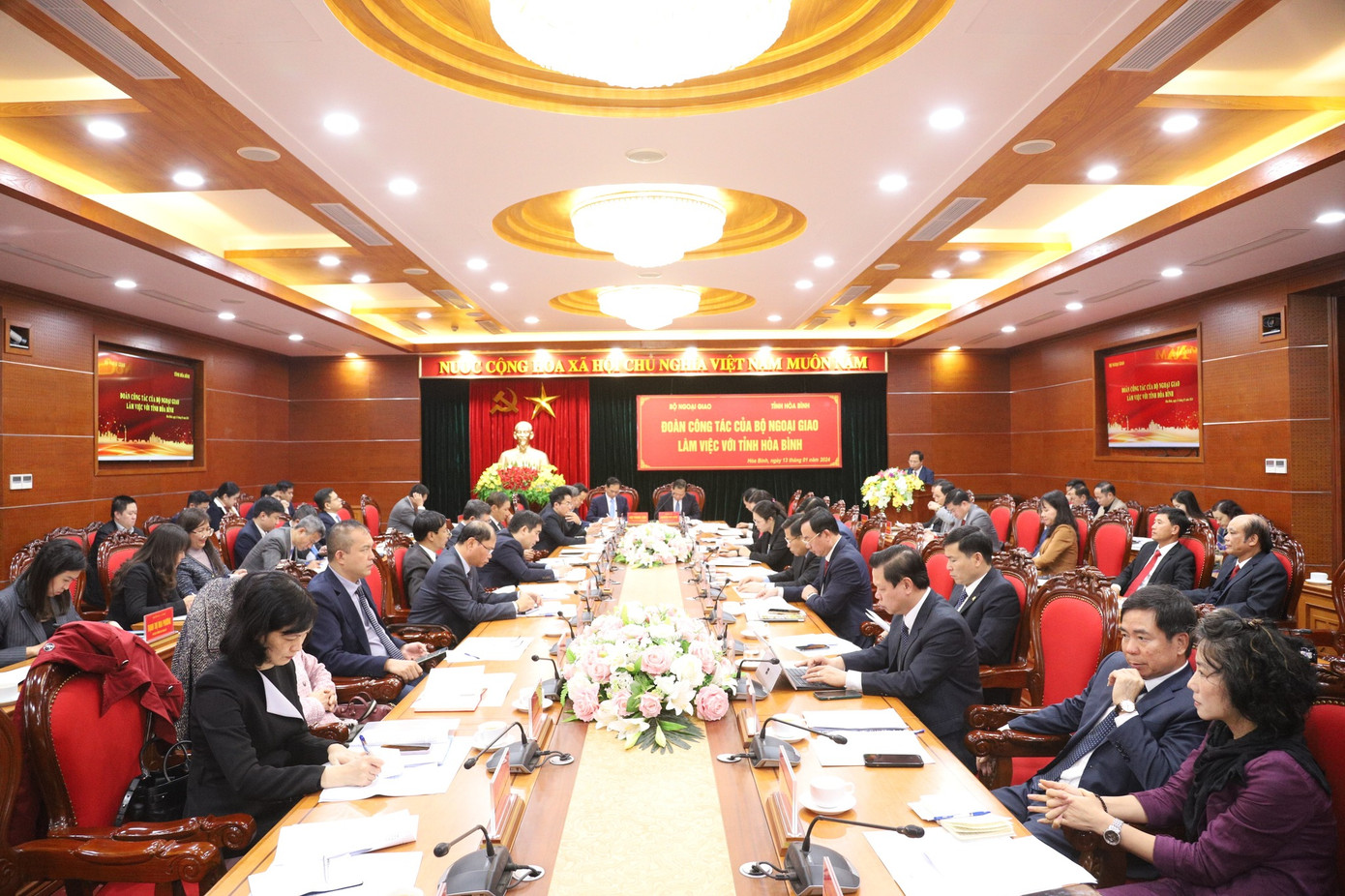 Quang cảnh buổi làm việc.