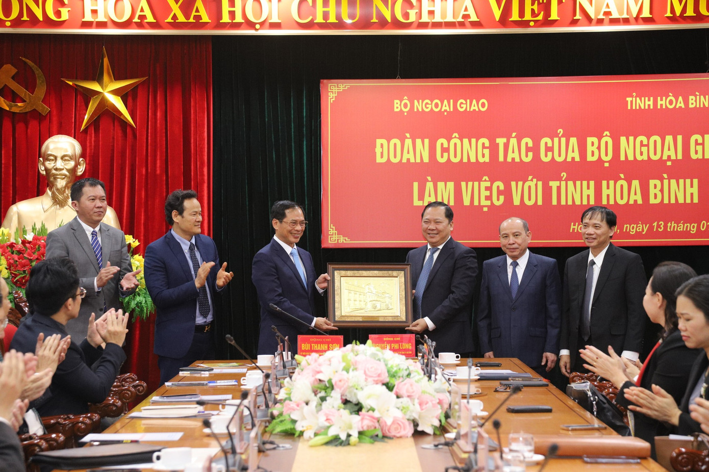 Lãnh đạo tỉnh tặng quà lưu niệm đoàn công tác Bộ Ngoại giao