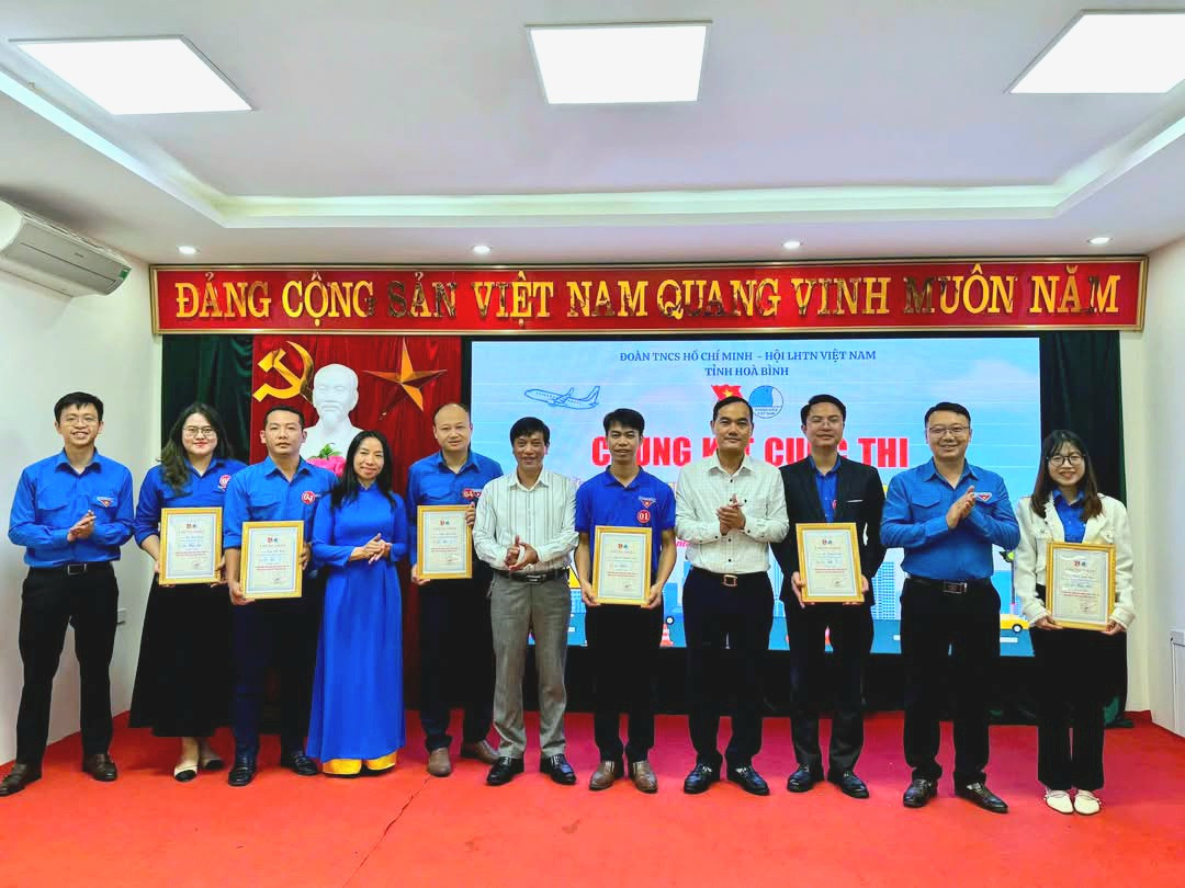 Ban tổ chức trao bằng khen cho 6 cá nhân, tập thể đạt giải thưởng tại chương trình. Ban tổ chức trao bằng khen cho 6 cá nhân, tập thể đạt giải thưởng tại chương trình.