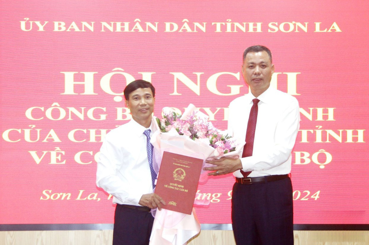 Phó Chủ tịch UBND tỉnh Sơn La Nguyễn Thành Công (bên phải) trao Quyết định cho ông Phạm Quốc Kình (bên trái). Ảnh: Báo Sơn