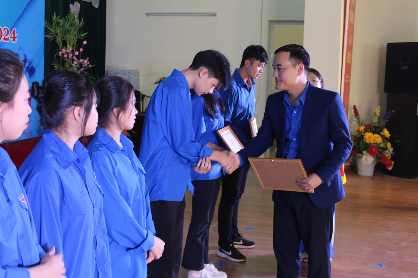 Anh Nguyễn Thành Luân - Phó Bí thư Tỉnh Đoàn Hòa Bình khen thưởng những học sinh, sinh viên có thành tích tốt