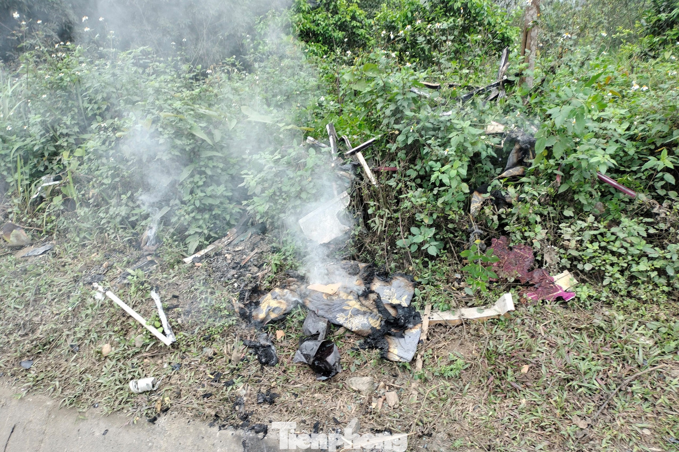 Một số vật dụng của xe gặp nạn còn cháy âm ỉ. Một số vật dụng của xe gặp nạn còn cháy âm ỉ.