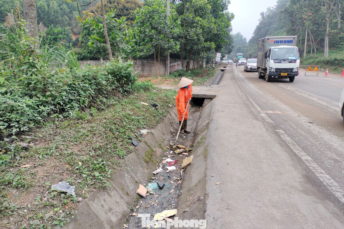 Vệt xe kéo dài khoảng 50m trên mặt đường, những mảnh kính vỡ vụn từ các xe bắn 2 bên đường.
