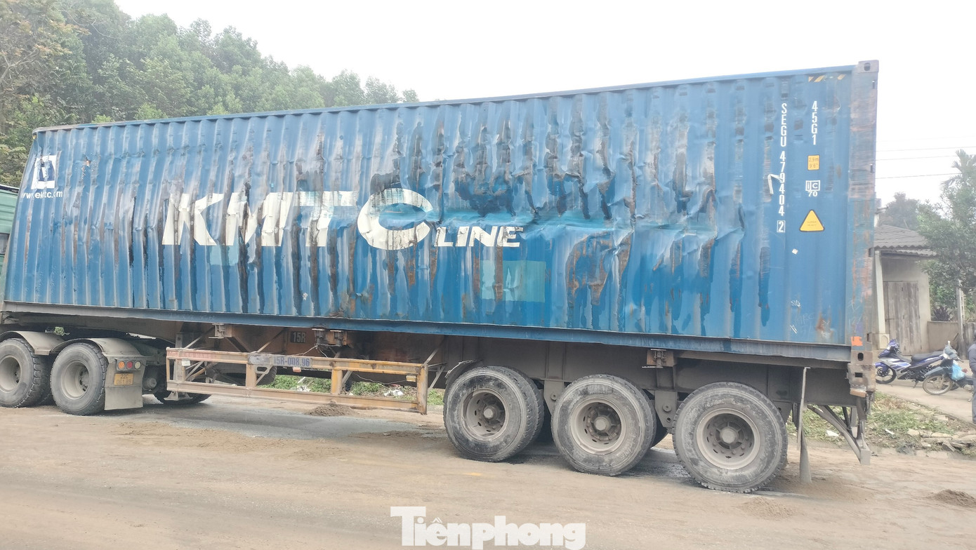 Xe container và thùng xe bị móp méo sau cú va chạm mạnh với xe khách.