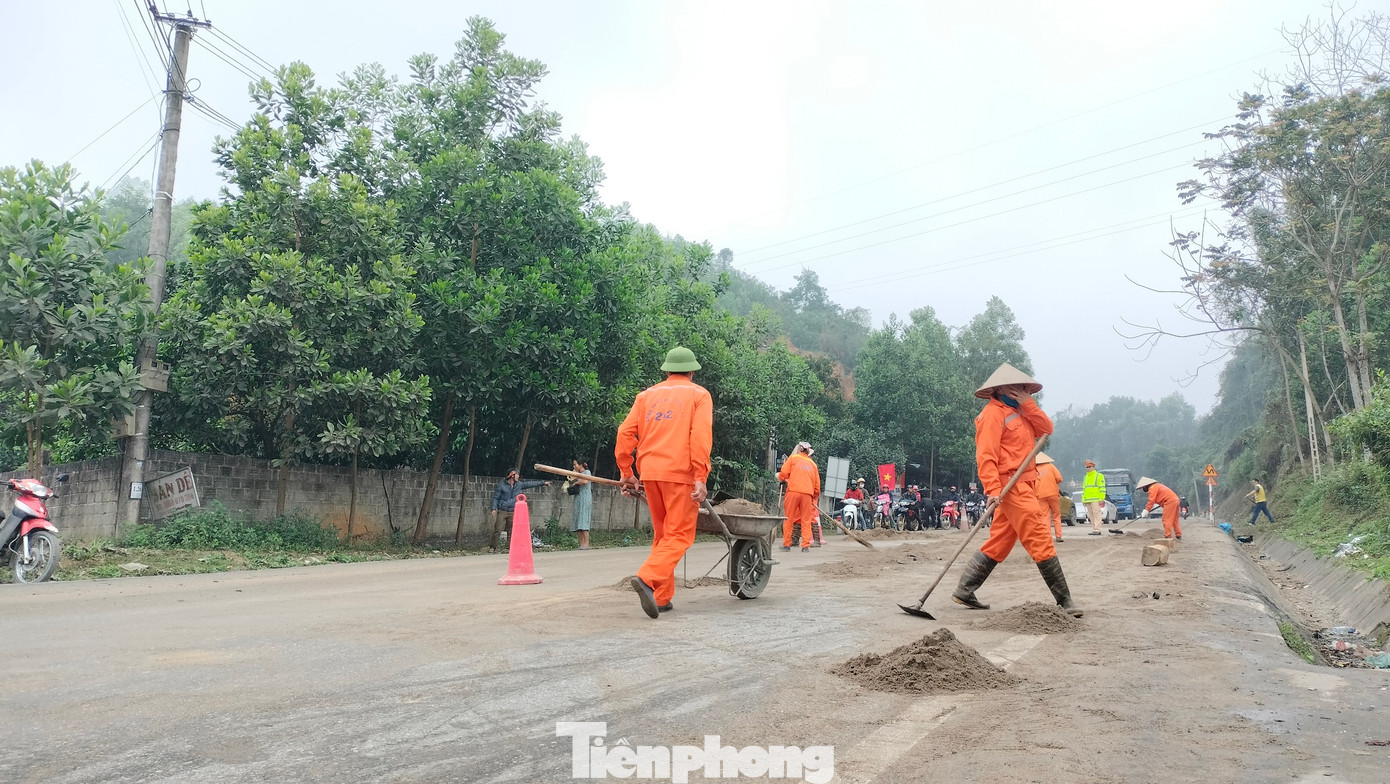 Công nhân vệ sinh dùng cát để thấm hút dầu máy chảy ra từ các phương tiện bị tai nạn.