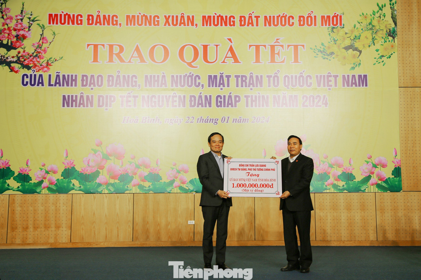 Phó Thủ tướng Chính phủ ủng hộ Quỹ Vì người nghèo tỉnh Hòa Bình.