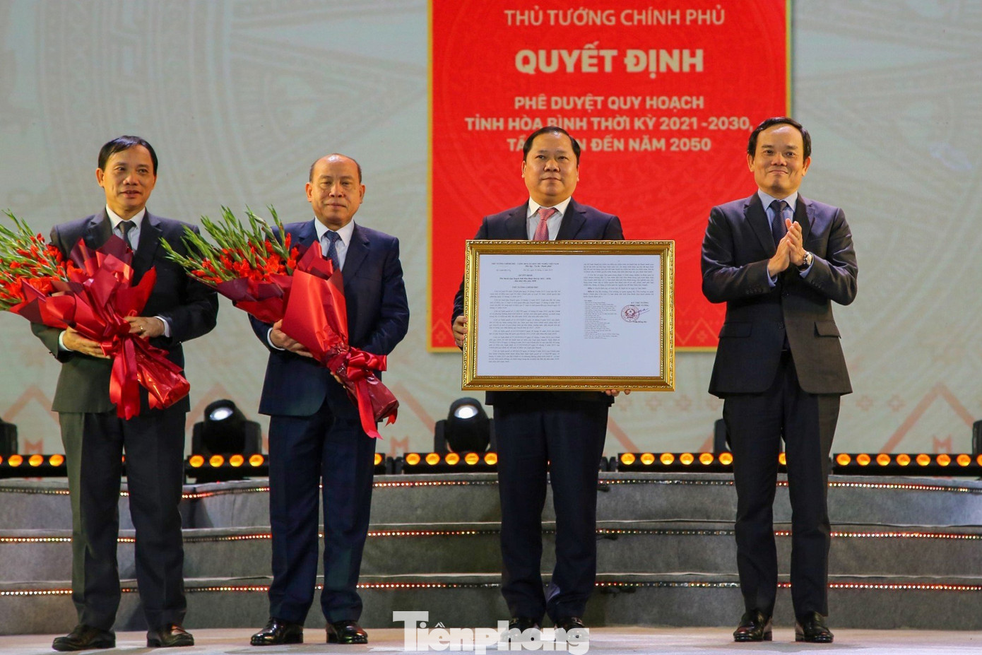 Phó Thủ tướng Chính phủ Trần Lưu Quang trao Quyết định phê duyệt Quy hoạch tỉnh Hòa Bình thời kỳ 2021 - 2030, tầm nhìn đến năm 2050.