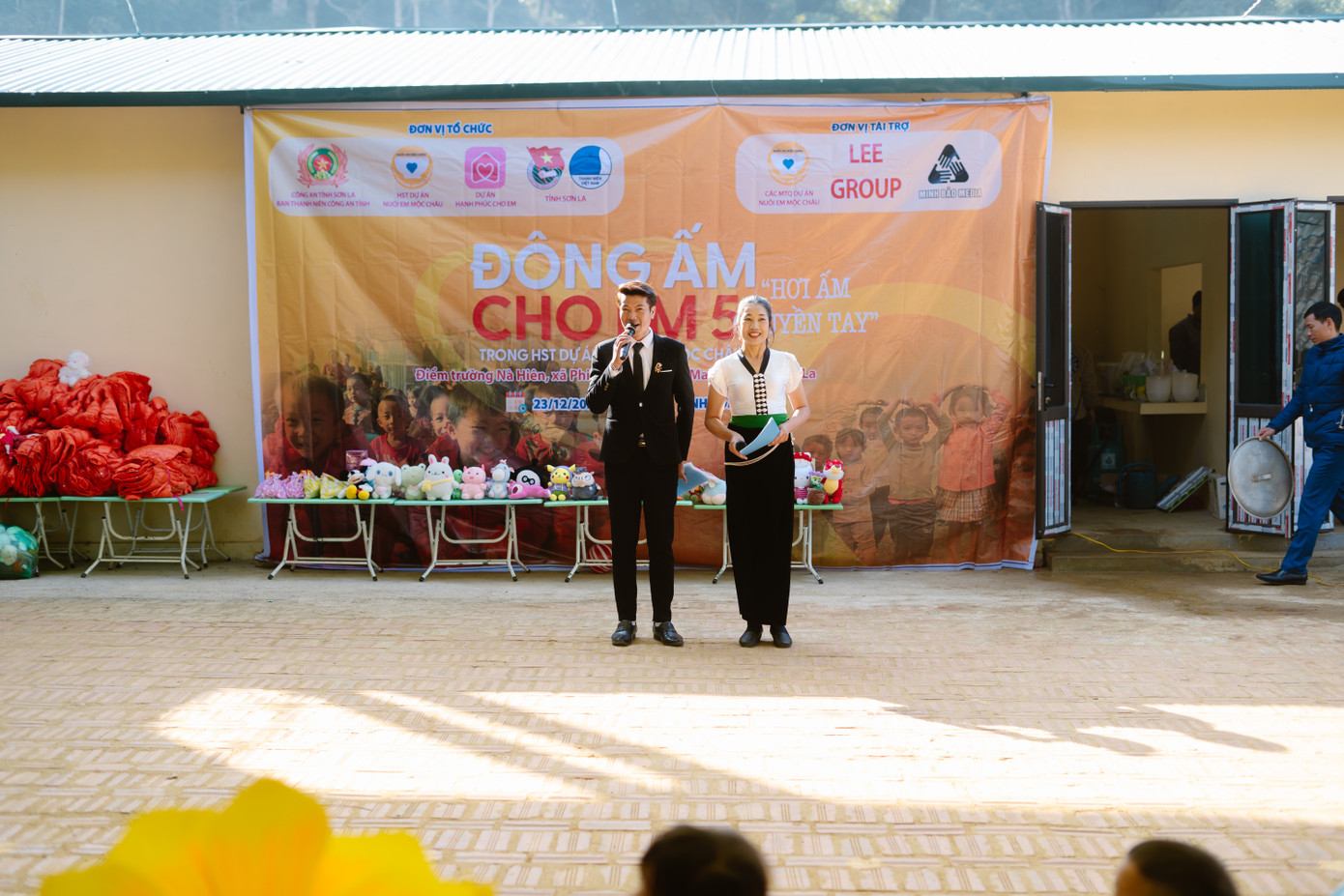 Ngày 23/12, giữa cái giá lạnh của miền biên cương, tại Điểm trường Tiểu học Nà Hiên, xã Phiêng Pằn, huyện Mai Sơn đã diễn ra chương trình "Đông ấm cho em 5" do Ban Thanh niên Công an tỉnh Sơn La phối hợp cùng Tỉnh Đoàn và các mạnh thường quân tổ chức.