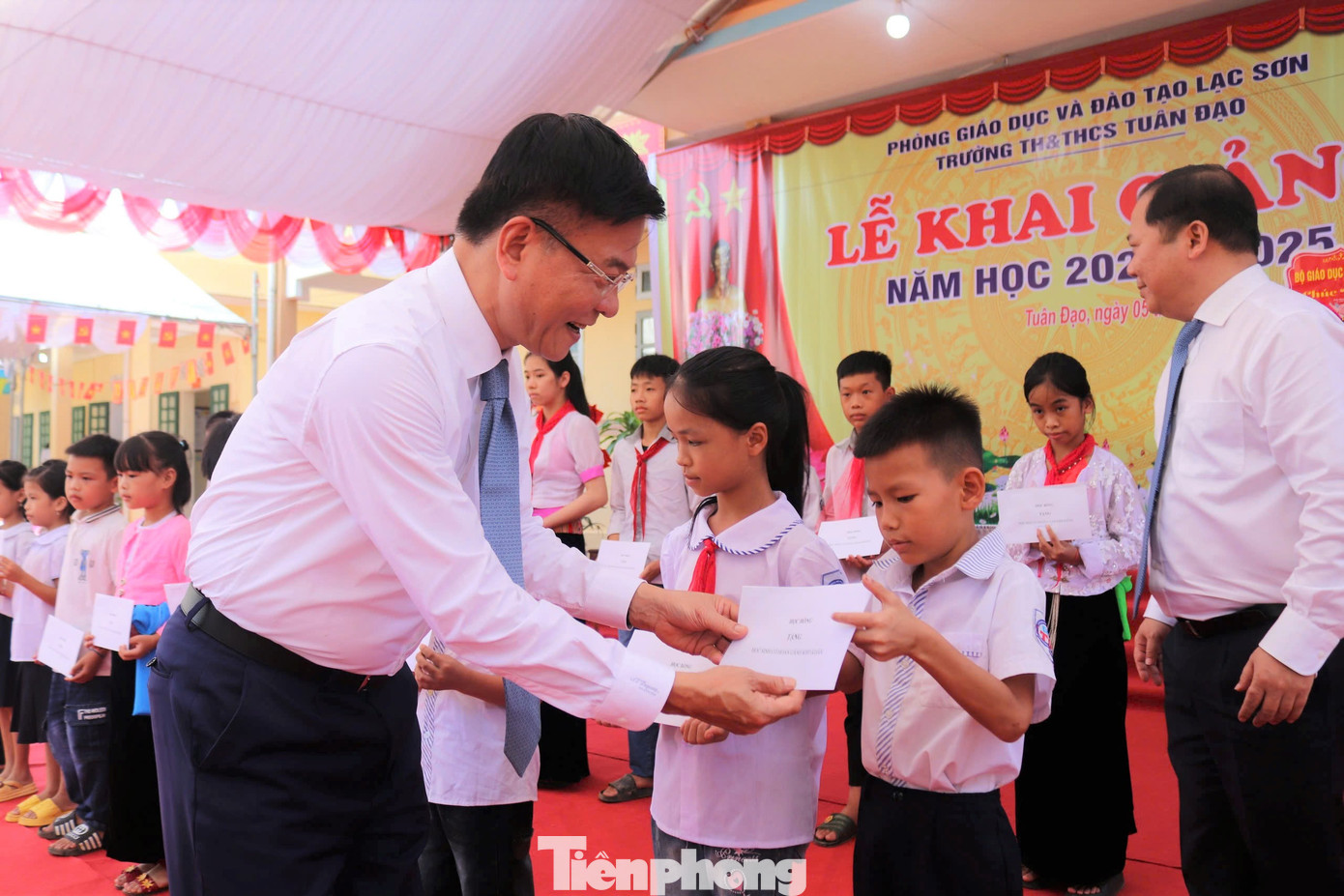 Nhiều phần quà ý nghĩa được trao cho các em học sinh nghèo vượt khó.