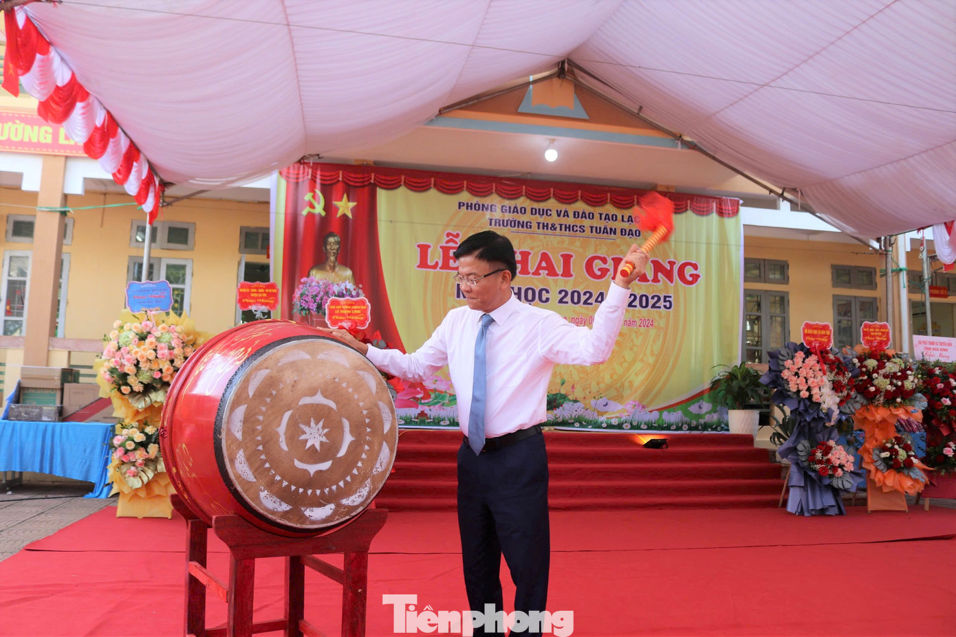 Phó Thủ tướng đánh trống khai giảng năm học mới 2024 - 2025.