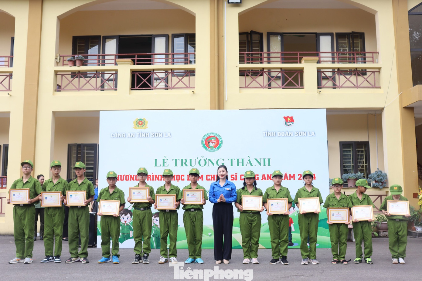 Nhờ đó, các em tiếp xúc gần gũi với lực lượng Công an nhân dân, hiểu rõ hơn về công việc và trách nhiệm của người Chiến sĩ công an trong việc bảo vệ an ninh quốc gia và an ninh xã hội.