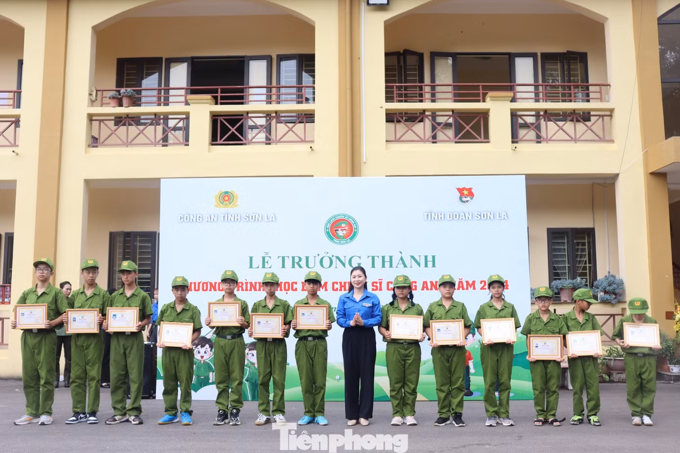 Nhờ đó, các em tiếp xúc gần gũi với lực lượng Công an nhân dân, hiểu rõ hơn về công việc và trách nhiệm của người Chiến sĩ công an trong việc bảo vệ an ninh quốc gia và an ninh xã hội.