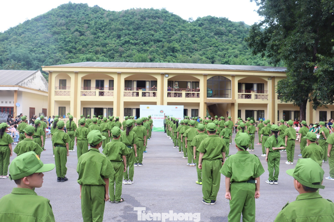 “Học làm chiến sĩ công an” năm 2024 được tổ chức từ ngày 12-18/6, diễn ra trong 7 ngày. Các chiến sĩ nhí đã được trải nghiệm các hoạt động hấp dẫn và bổ ích; các em có cơ hội giao lưu và sinh hoạt cùng nhau trong môi trường quân ngũ.