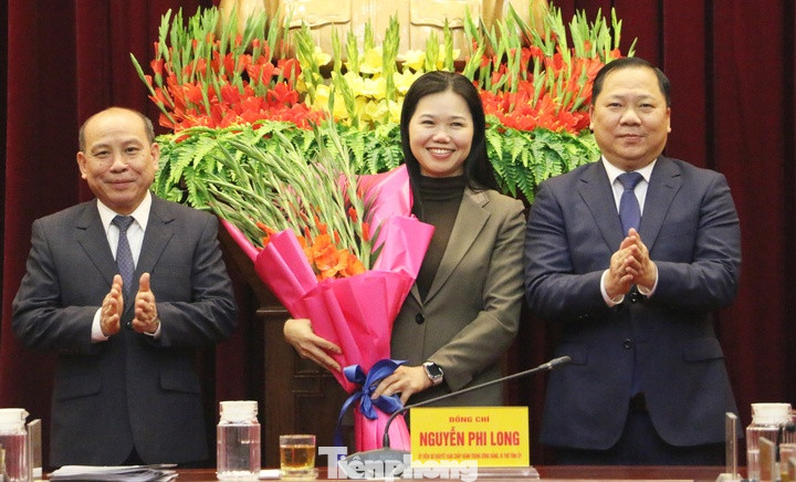 Tân Phó Bí thư Tỉnh ủy Hòa Bình Bùi Thị Minh nhận hoa chúc mừng. Tân Phó Bí thư Tỉnh ủy Hòa Bình Bùi Thị Minh nhận hoa chúc mừng.