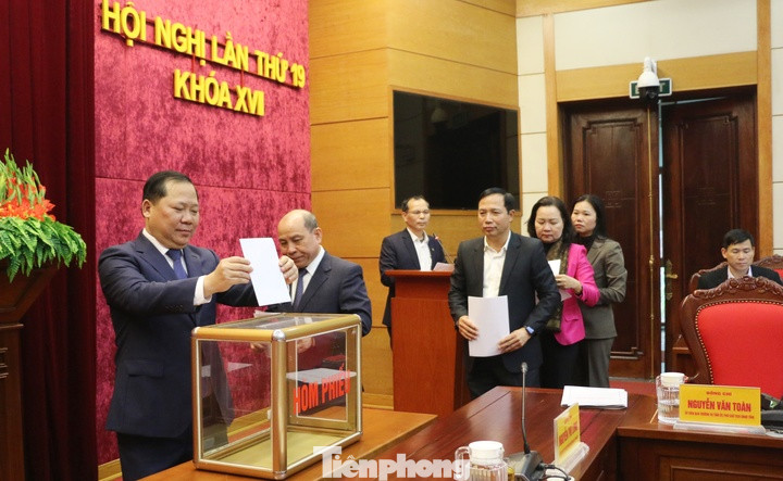 Hội nghị tiến hành bầu chức danh Phó Bí thư Tỉnh ủy Hòa Bình. Hội nghị tiến hành bầu chức danh Phó Bí thư Tỉnh ủy Hòa Bình.