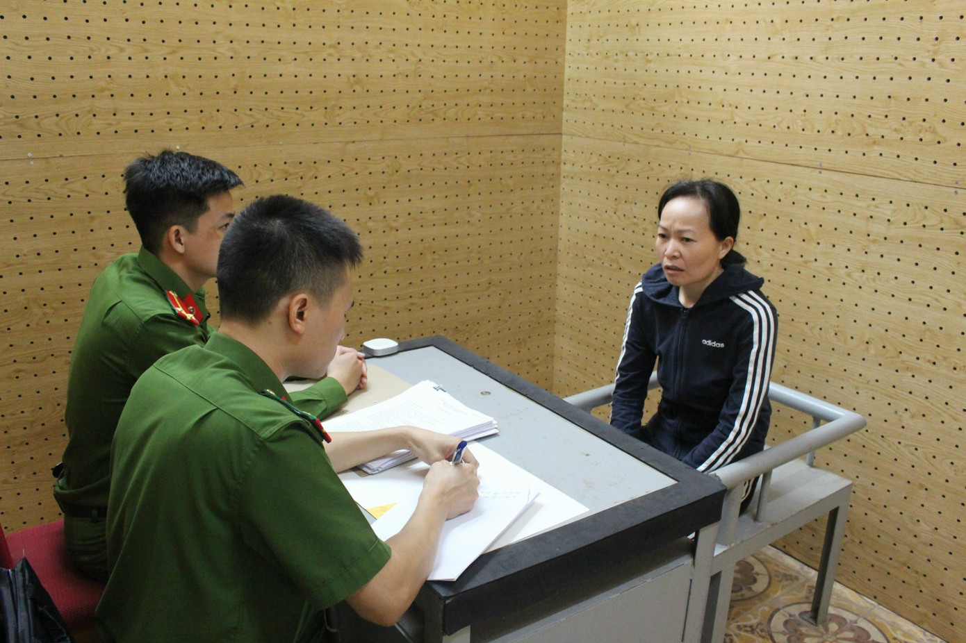 Đối tượng Hà Thị Thi tại cơ quan công an. Đối tượng Hà Thị Thi tại cơ quan công an.