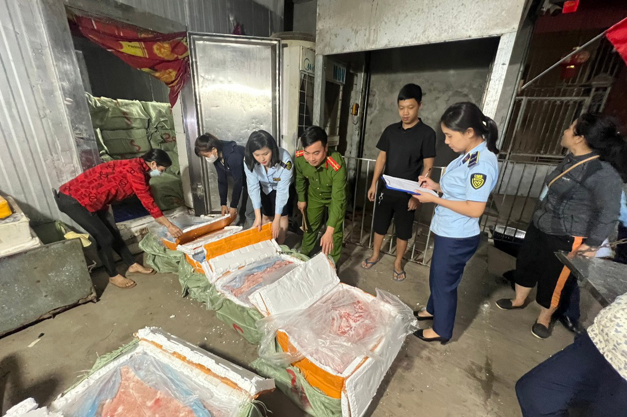 Hơn 10 tấn "nầm lợn bẩn" bị phát hiện.