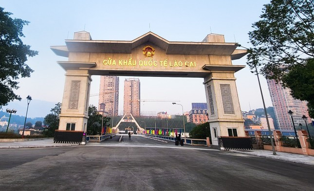 Tạm dừng mọi hoạt động tại 2 cửa khẩu đường bộ ở Lào Cai. Tạm dừng mọi hoạt động tại 2 cửa khẩu đường bộ ở Lào Cai.